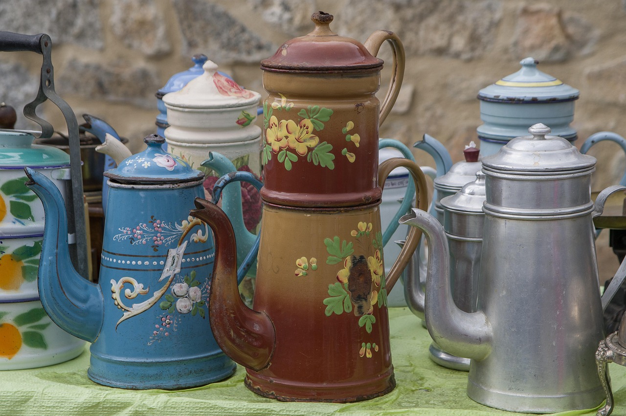 Cafetières émaillées chinées aux puces