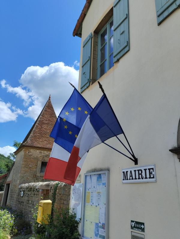 photographie de la mairie avec drapeaux